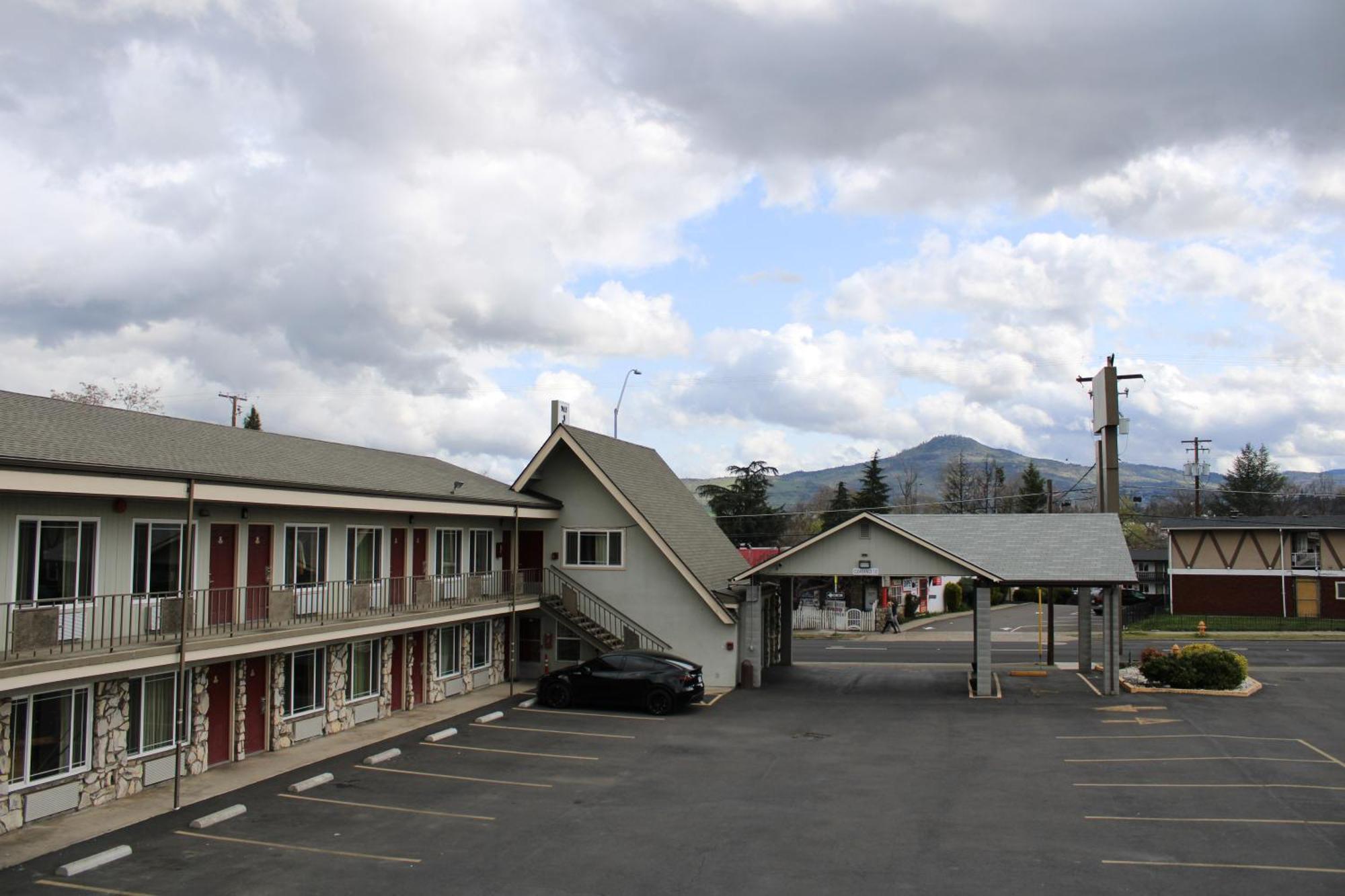 Pine Tree Inn Медфорд Экстерьер фото
