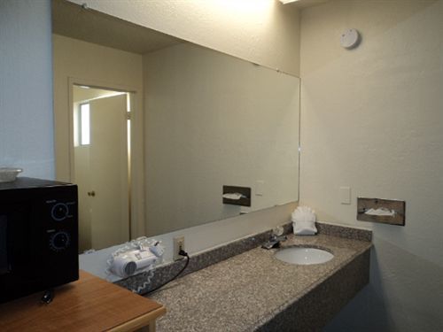 Pine Tree Inn Медфорд Экстерьер фото