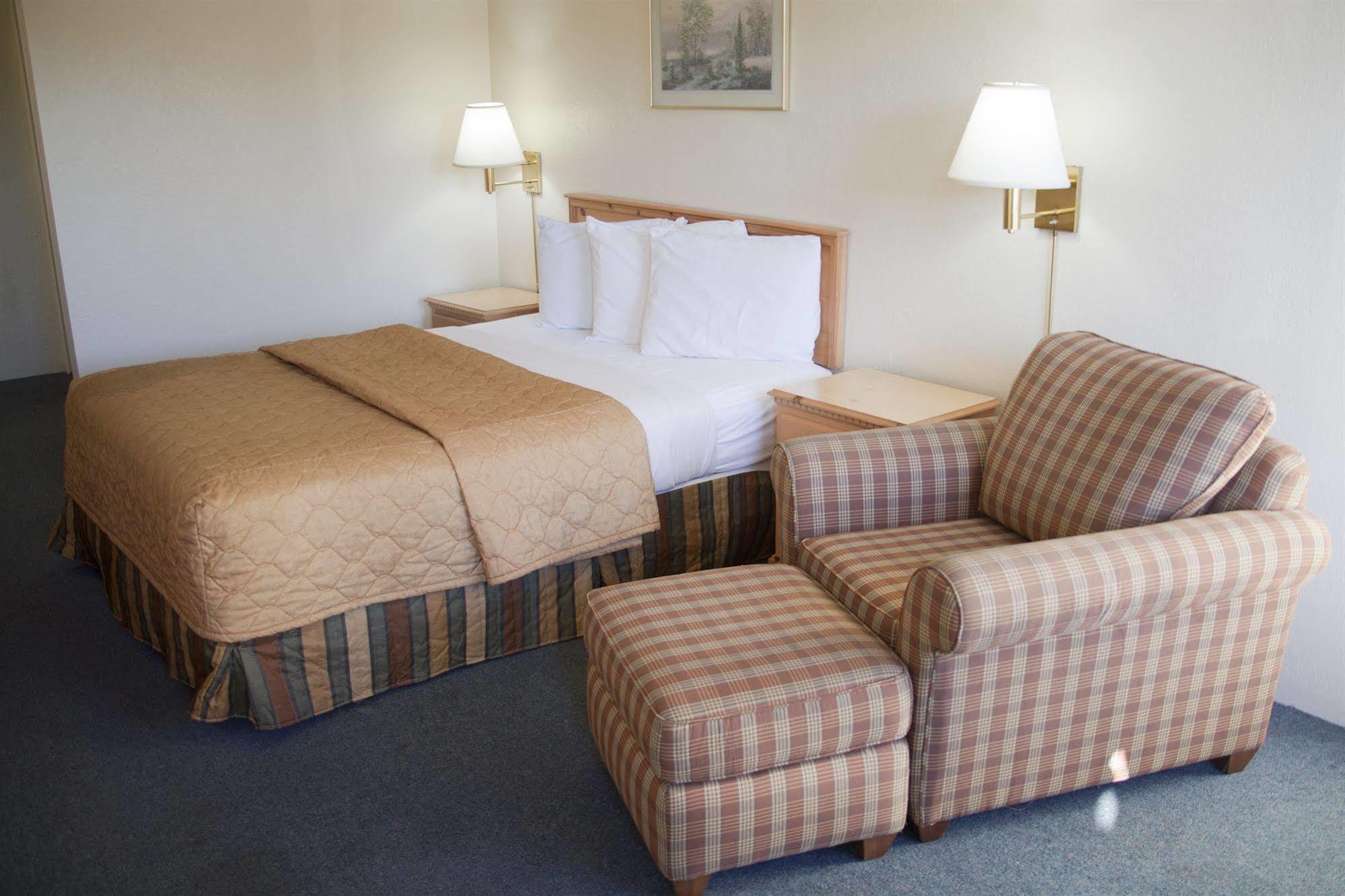 Pine Tree Inn Медфорд Экстерьер фото